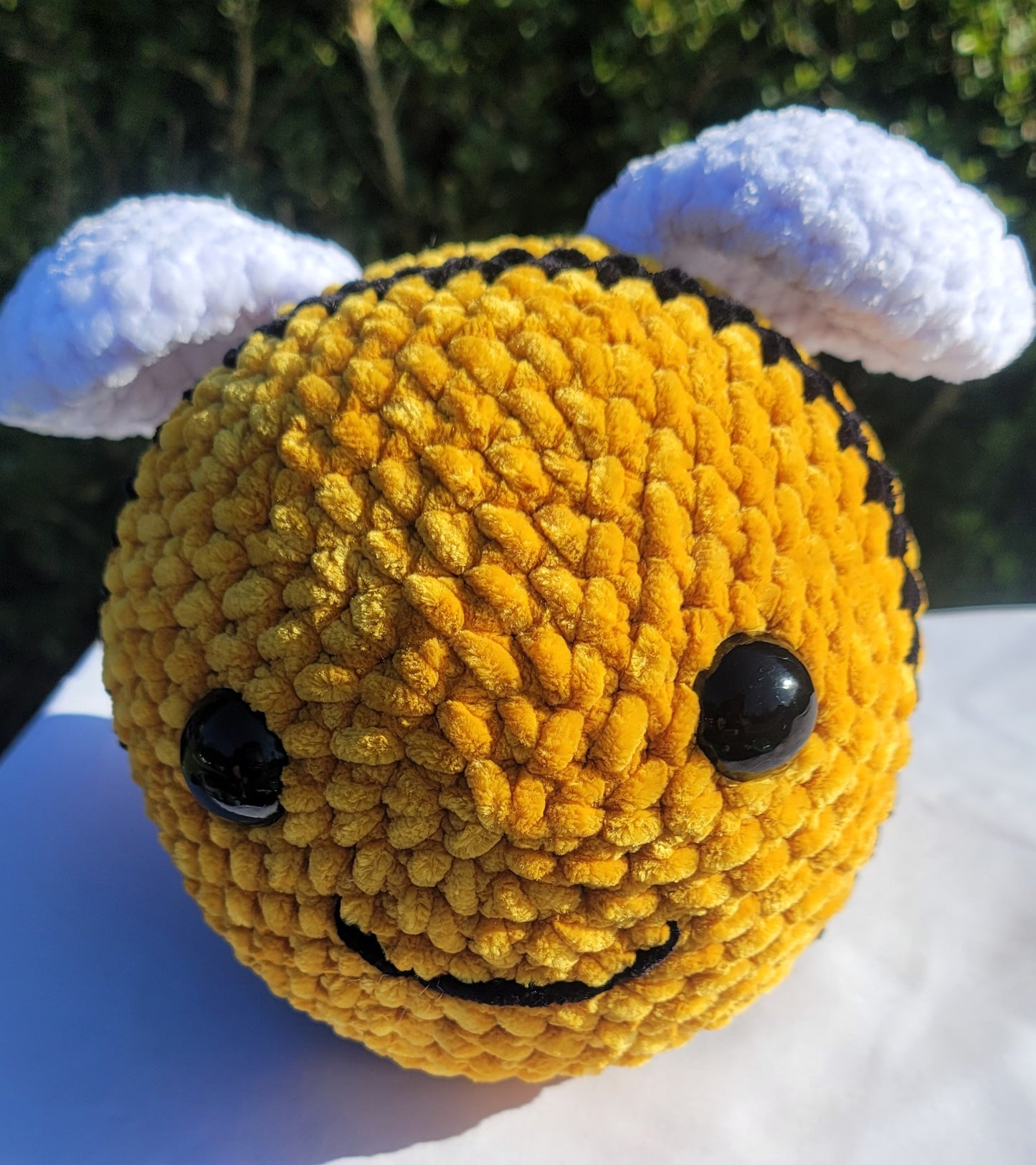 Abejorro de peluche: Abeja grande amarilla de crochet con alas blancas 🧶🐝