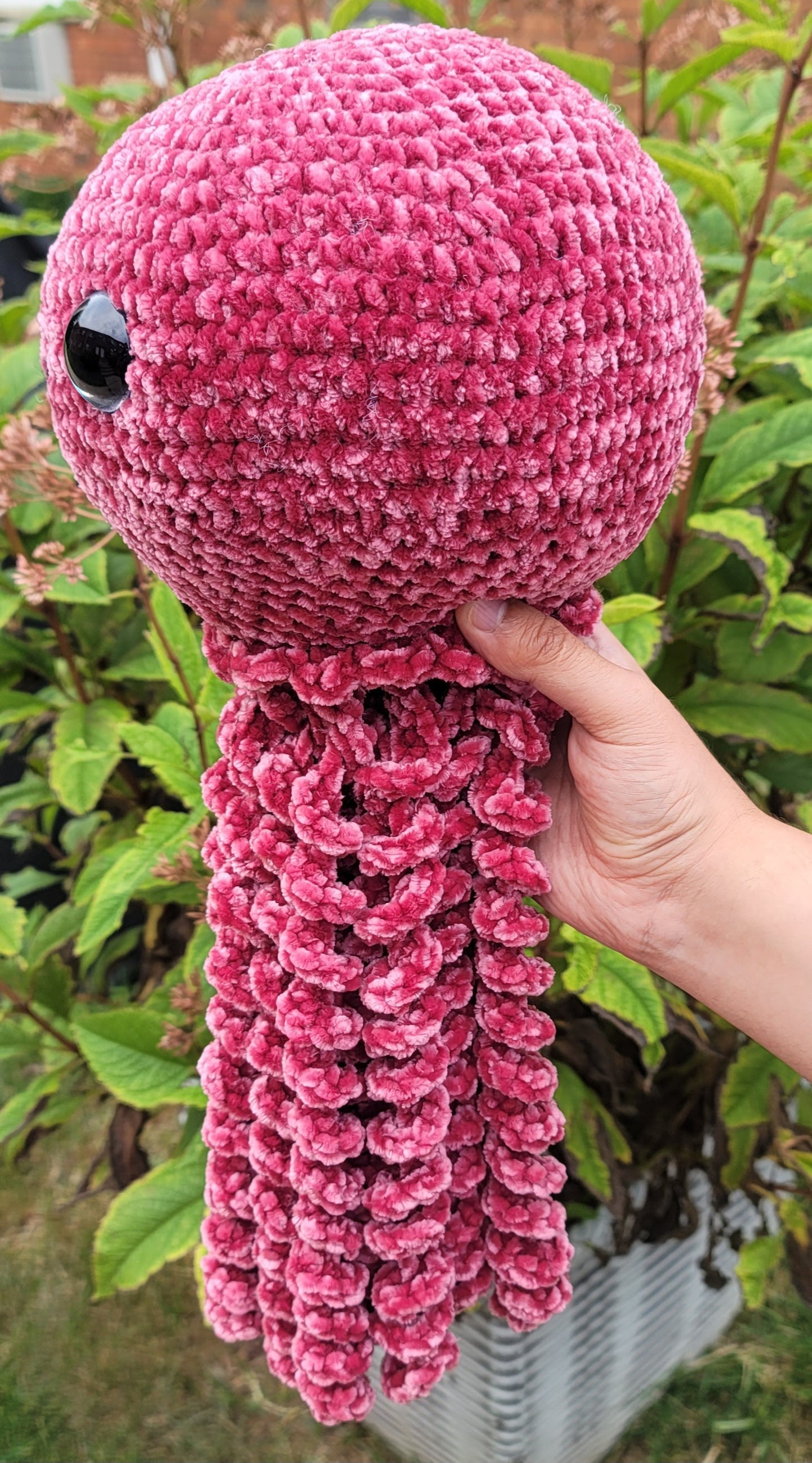 Medusa de crochet de ojos azules: peluche de granada hecho a mano.