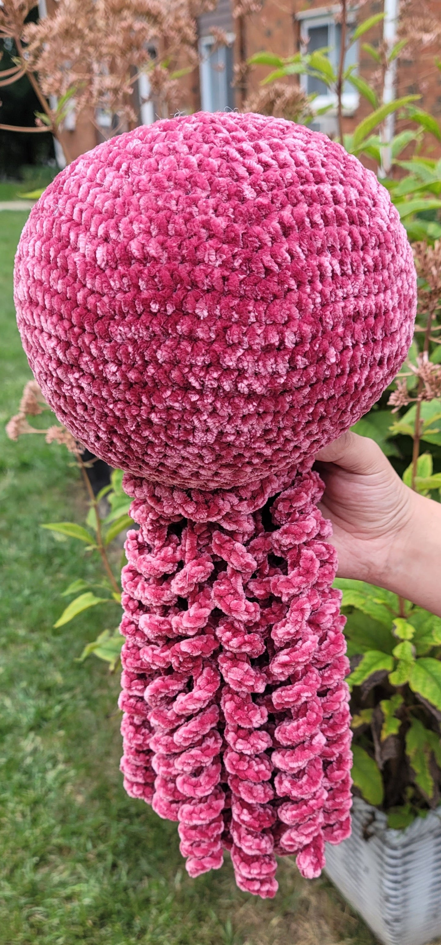 Medusa de crochet de ojos azules: peluche de granada hecho a mano.