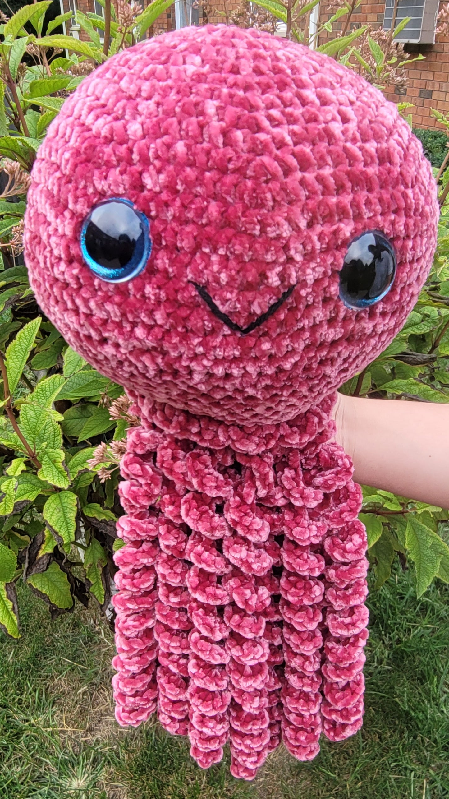 Medusa de crochet de ojos azules: peluche de granada hecho a mano.