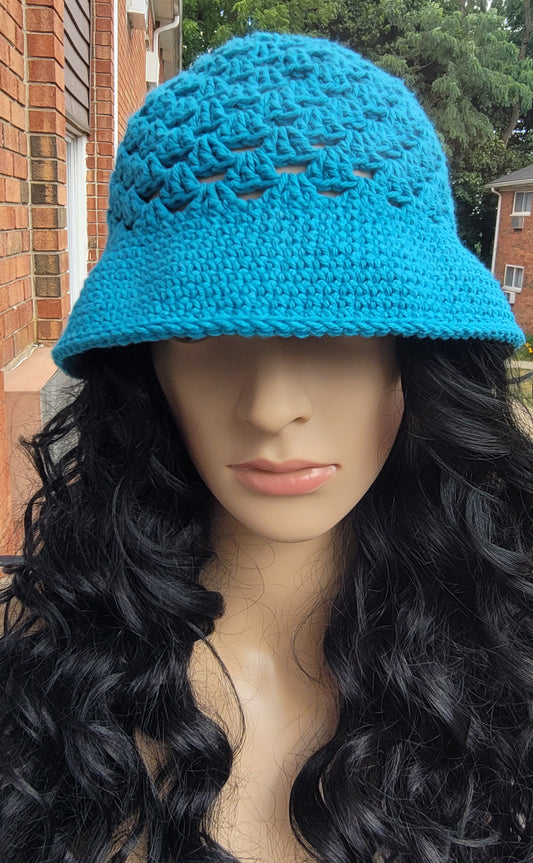 Acogedor gorro de crochet color verde azulado: ¡suave, elegante y lleno de color!