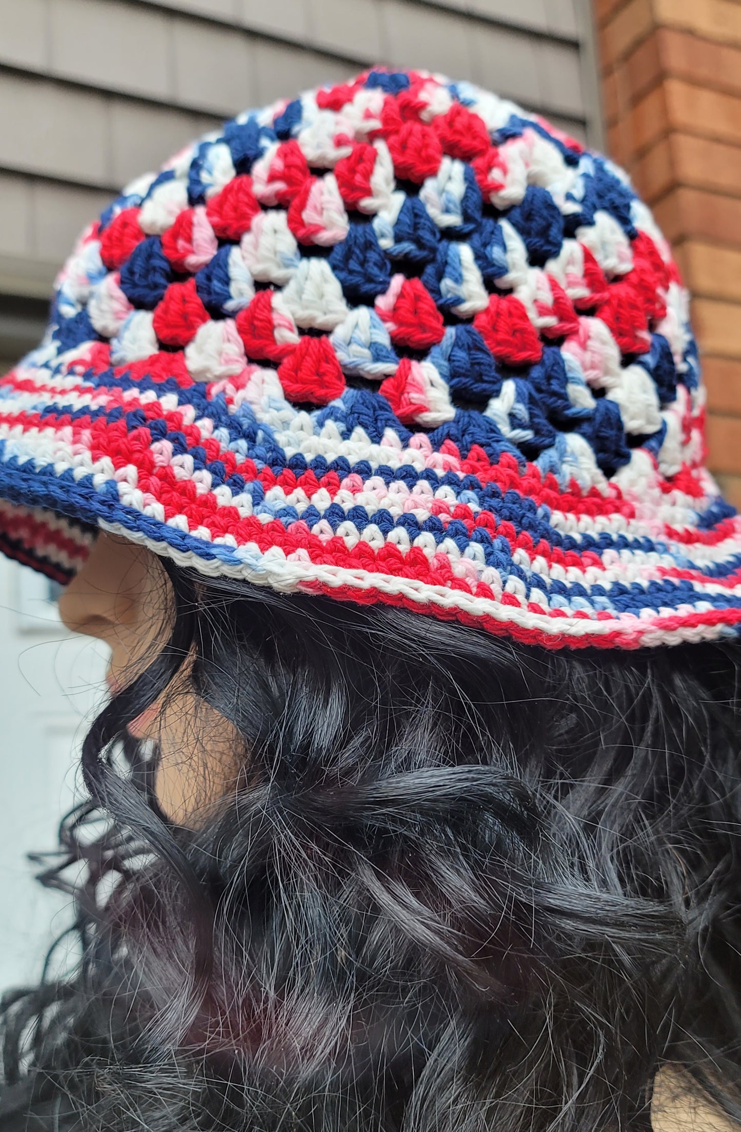 Gorro de crochet con toques de color: ¡vibraciones en rojo, blanco, azul y rosa!