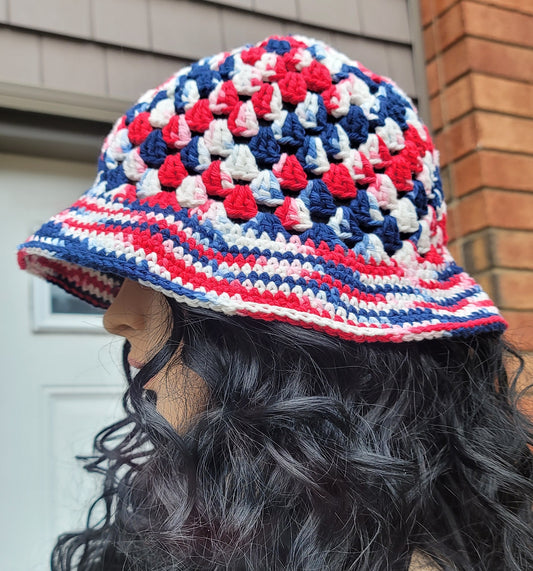 Gorro de crochet con toques de color: ¡vibraciones en rojo, blanco, azul y rosa!
