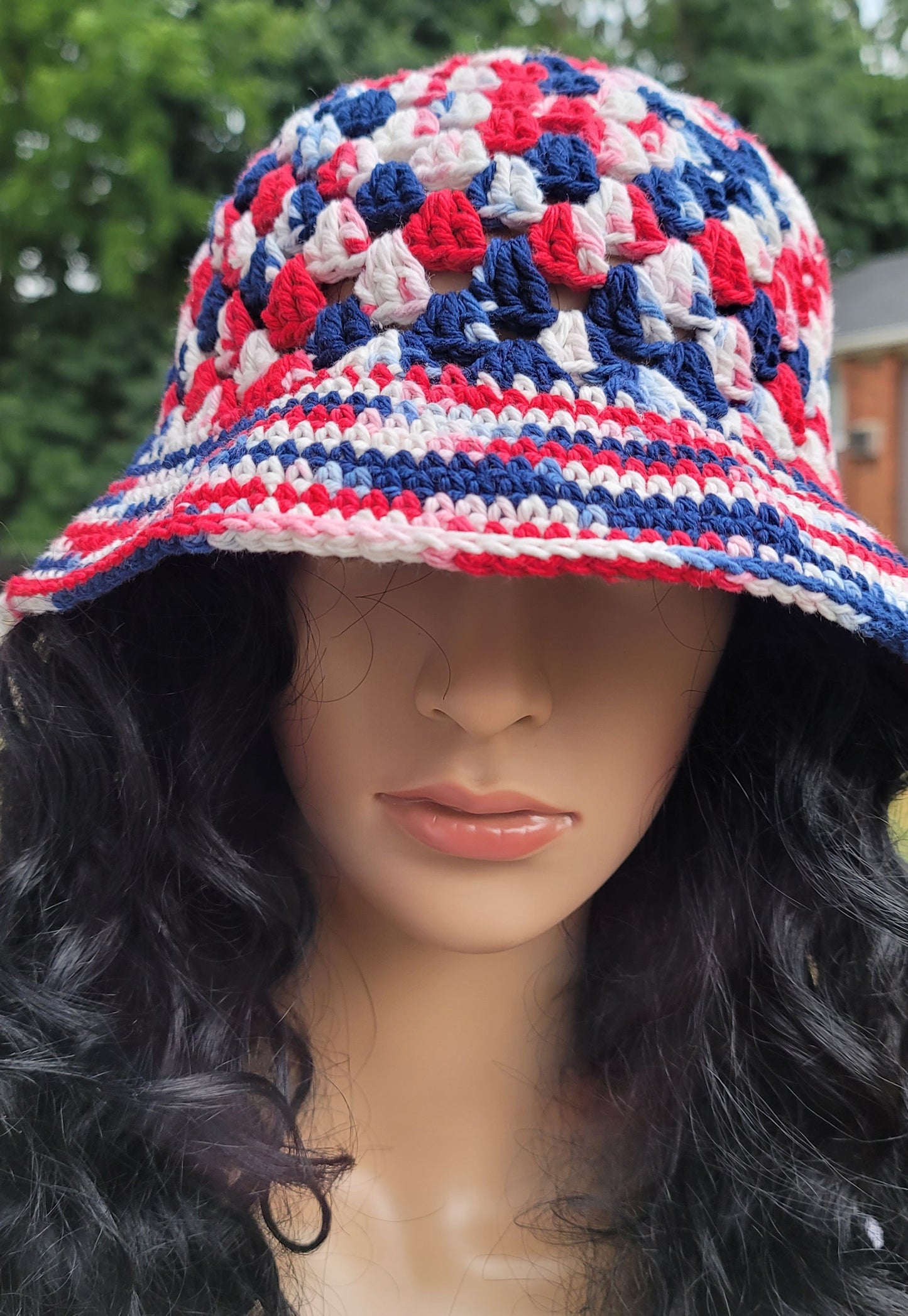 Gorro de crochet con toques de color: ¡vibraciones en rojo, blanco, azul y rosa!