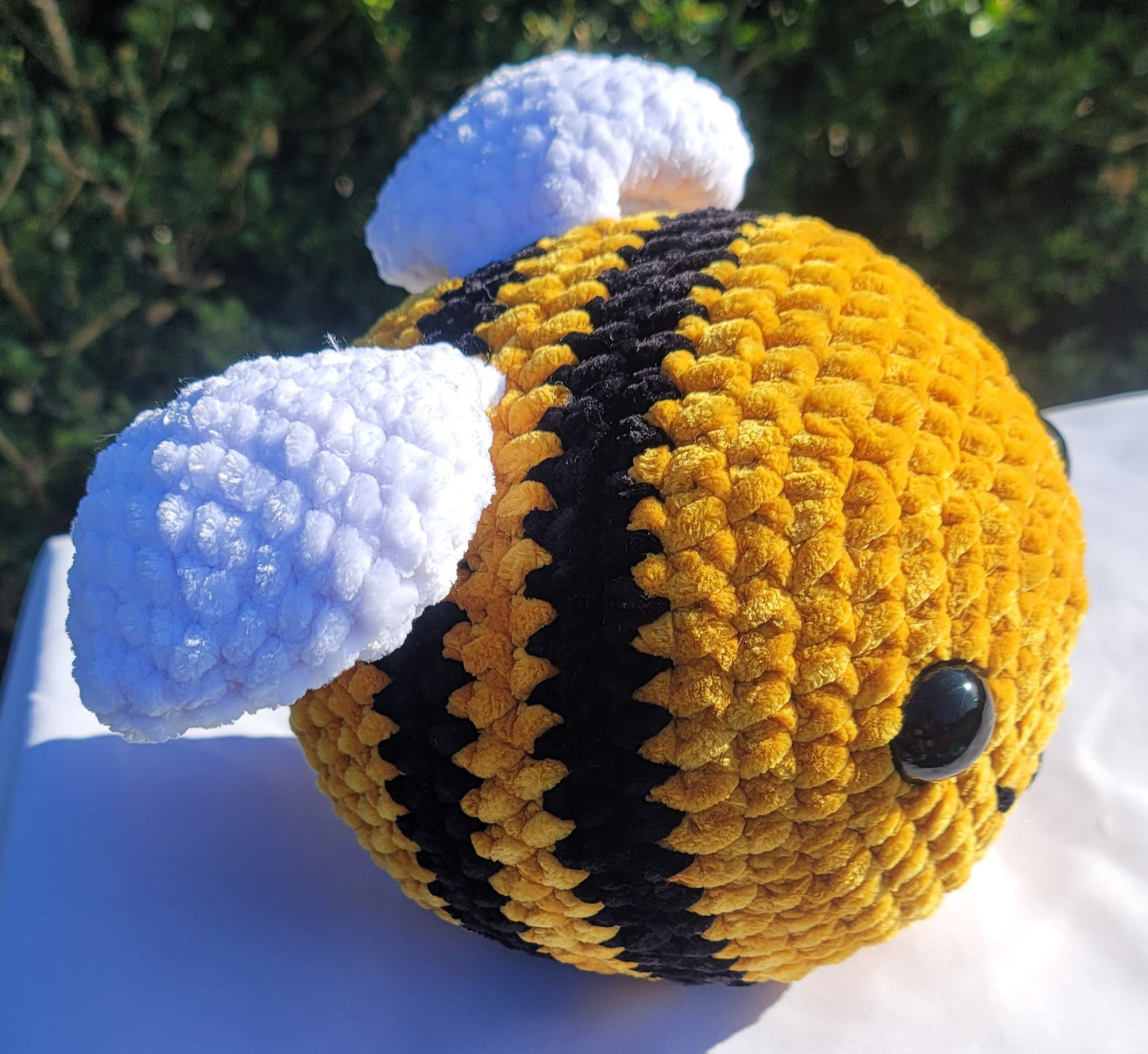 Abejorro de peluche: Abeja grande amarilla de crochet con alas blancas 🧶🐝