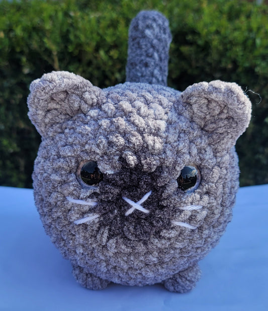 Adorable gato gris de crochet: un lindo gatito amigurumi para acurrucarse 🐾