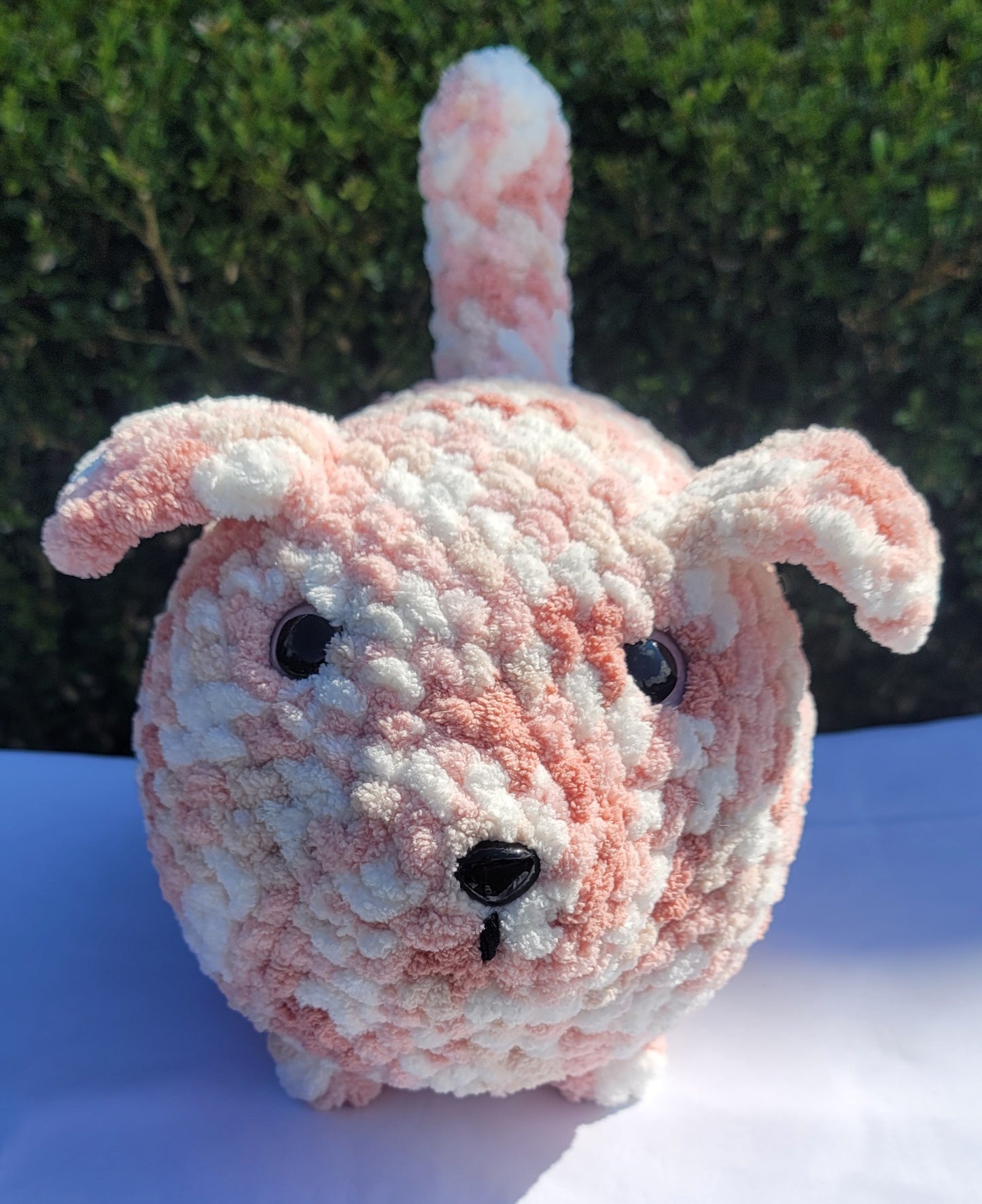 ¡Adorable! Peluche de perrito rosa y blanco 🐶