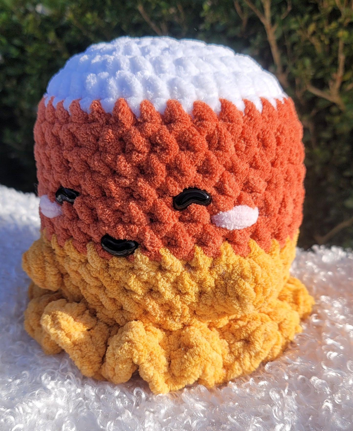 Adorable trío de fantasmas tejidos a crochet: ¡espeluznantes, dulces y llenos de personalidad!