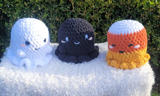 Adorable trío de fantasmas tejidos a crochet: ¡espeluznantes, dulces y llenos de personalidad!
